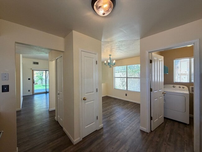 Building Photo - 2 Bedroom Single Story Home Available Near Unser Blvd NE & Northern Blvd NE in North Hills Rio Ra...