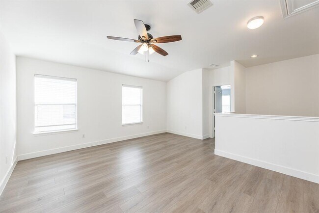 Building Photo - 25951 Ravenside Dr