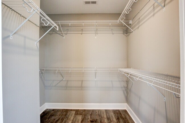 Building Photo - 127 Riverbend Dr