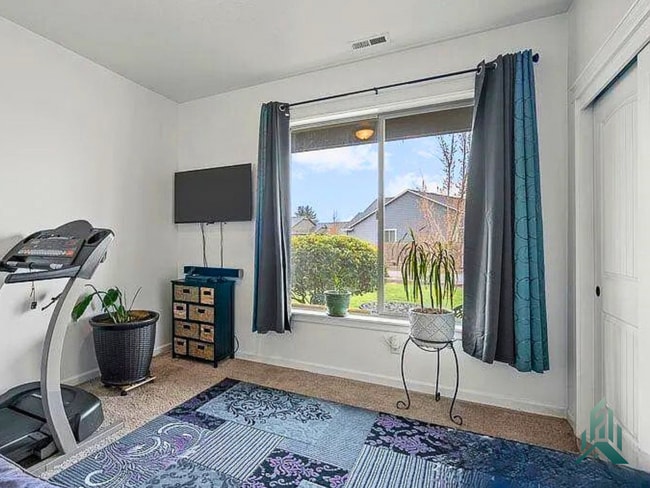 Building Photo - Updated 3 bedroom, 2 bathroom Single-famil...