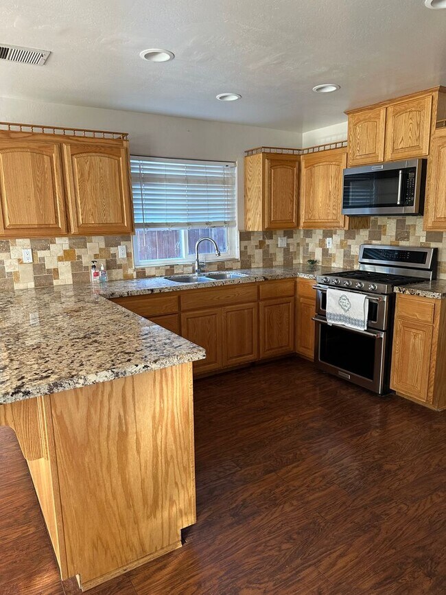 Building Photo - Two story home in Bakersfield