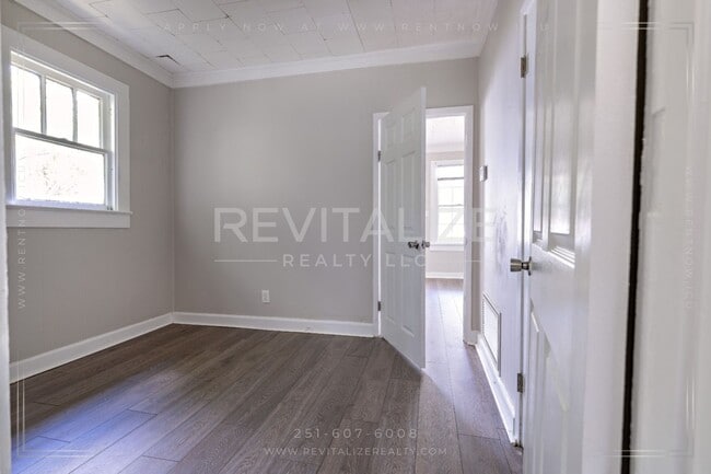 Building Photo - Updated 2 Bed 1 Bath Close to I-10, I-65, and HWY-90