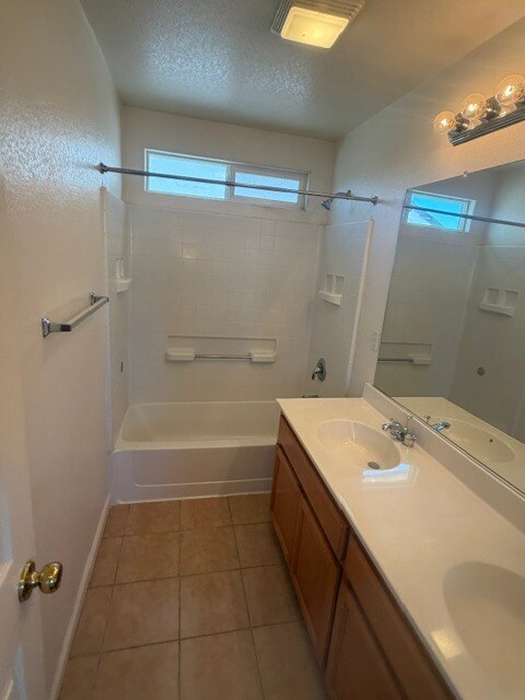 Building Photo - Gorgeous 3 Bedroom 2.5 Bathroom Plus Loft