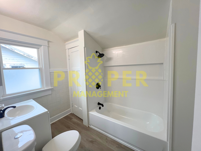 Building Photo - 3 bedrooms 2 bathrooms house for rent