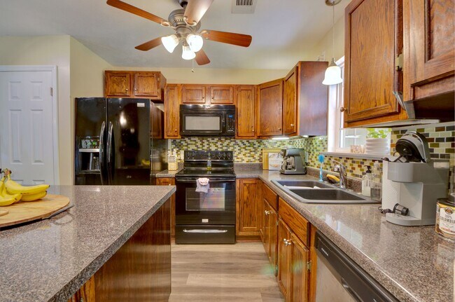 Building Photo - 251 Ivy Ln