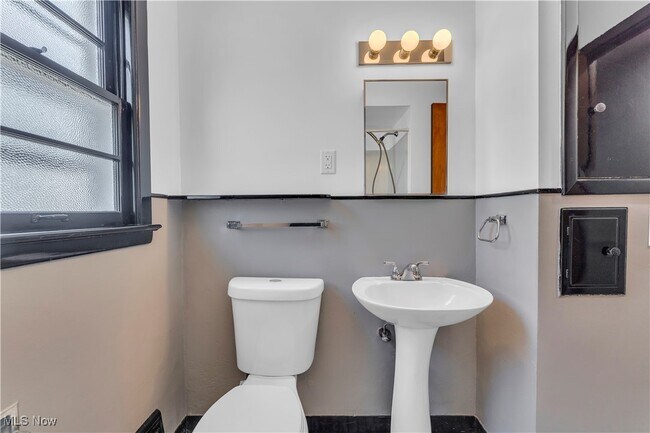 Building Photo - 1487 E 193rd St