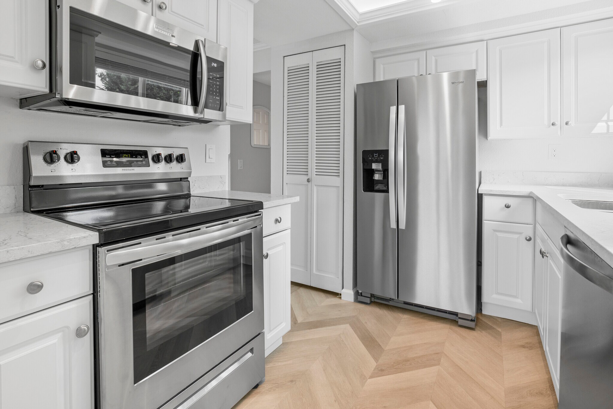 New Upgrade SS Appliances - 8632 164th Ave NE