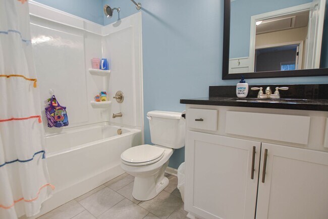 Building Photo - Pet Friendly Three Bedroom with Bonus in S...