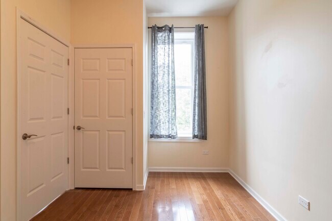 Building Photo - 1761 W Augusta Blvd