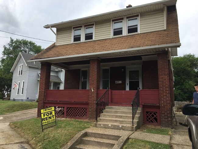 Primary Photo - Awesome 3 BR 1 Bath Home with off street p...