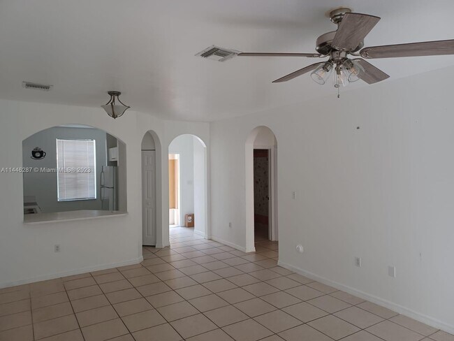 Building Photo - 638 E Mowry Ct