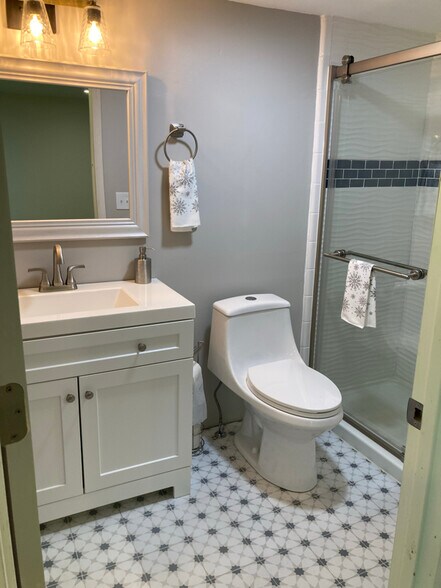 Building Photo - 140 Young St