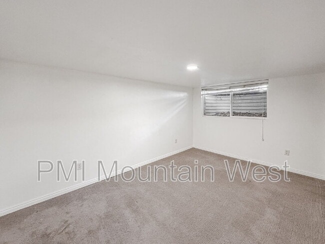 Building Photo - 872 N Main St