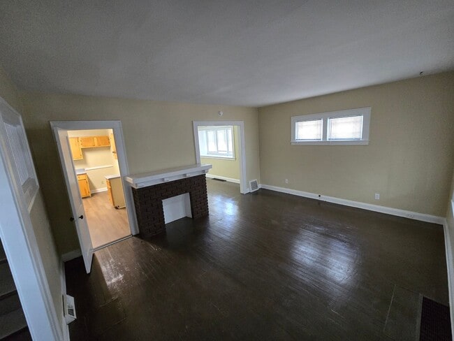 Building Photo - 3 Bedroom House