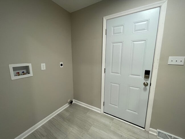 Building Photo - Remodeled Rancher Style Home