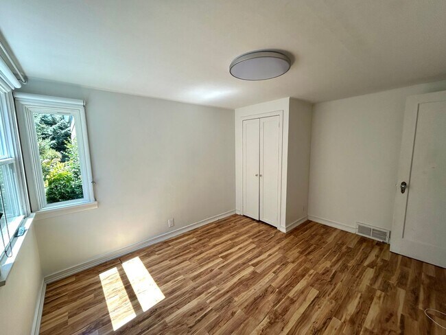 Building Photo - Charming 3BD, 1BA Beach House Near Alki
