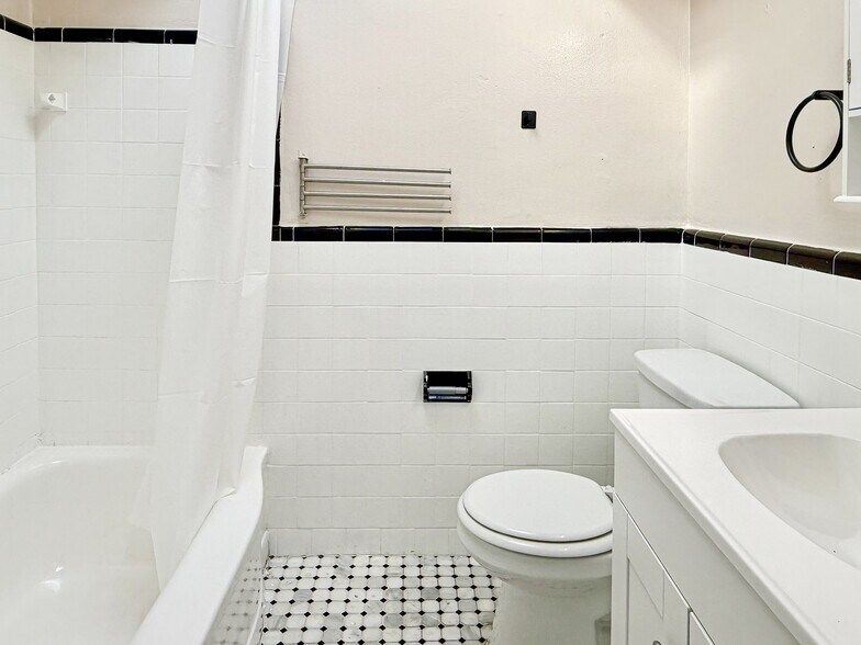 Second floor full bathroom - 116 W Berkley Ave