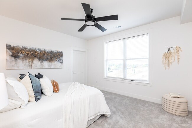 Building Photo - 617 Manhattan Blvd