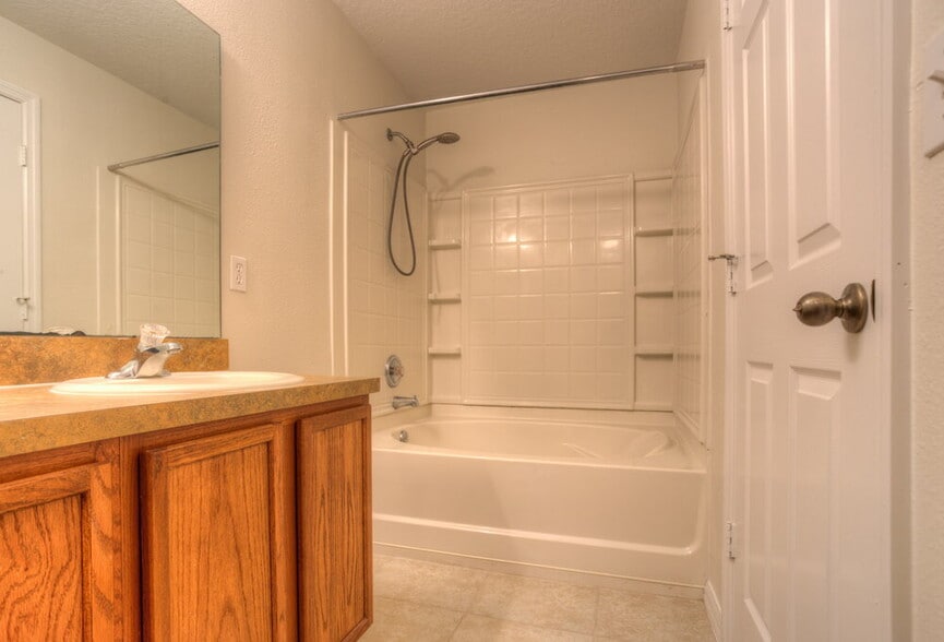 Building Photo - 735 Windrose Dr