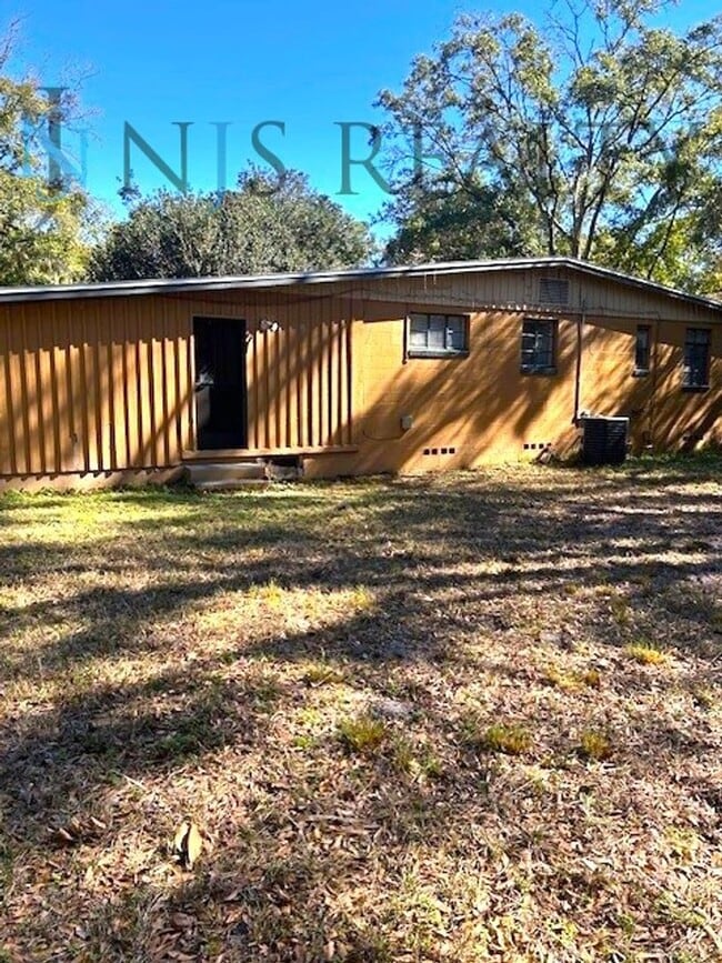 Building Photo - BEAUTIFULLY UPDATED 3/1 889sq ft home. with upgraded kitchen & bath & covered parking!!