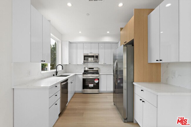 Building Photo - 10746 Hortense St