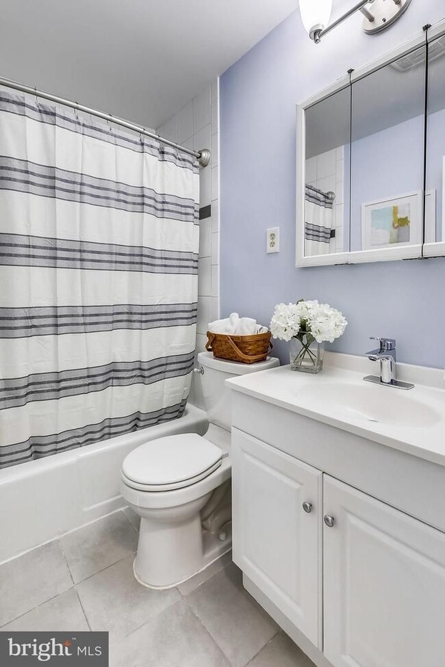 Building Photo - Private and Spacious Condo in Bethesda!