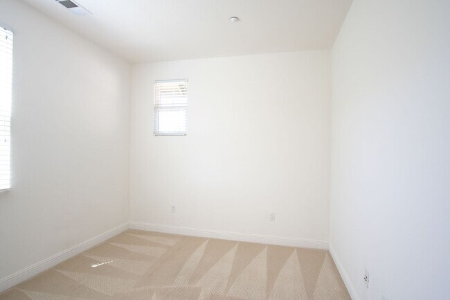 Building Photo - Spacious 3-Bed, 3.5-Bath Townhome in the H...