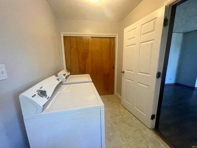 Building Photo - 1822 E 2nd St