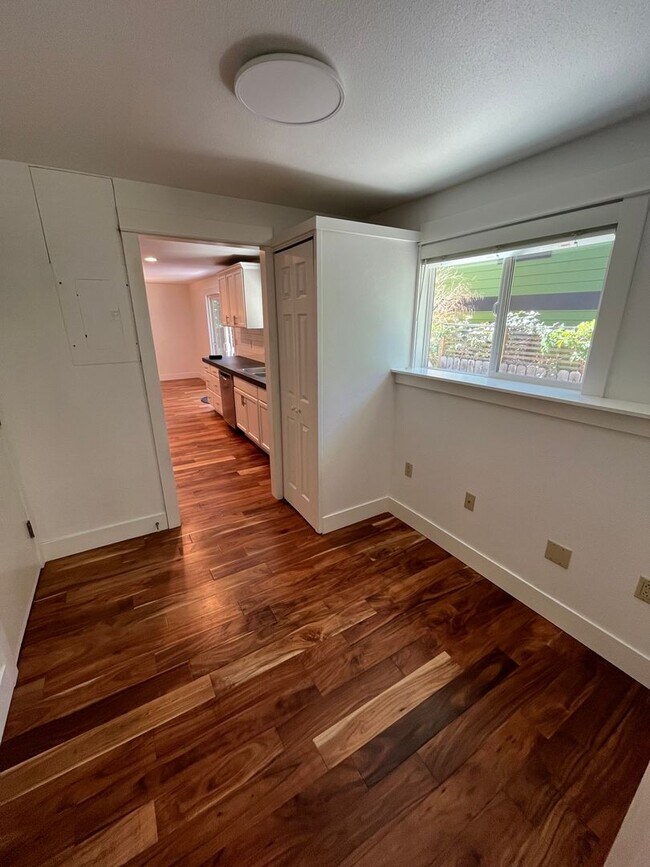 Building Photo - Charming Three Bedroom Home on Bend's West...