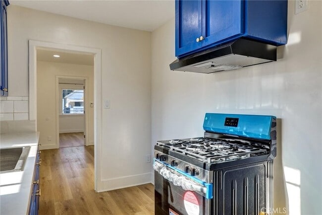 Building Photo - 950 E 48th St