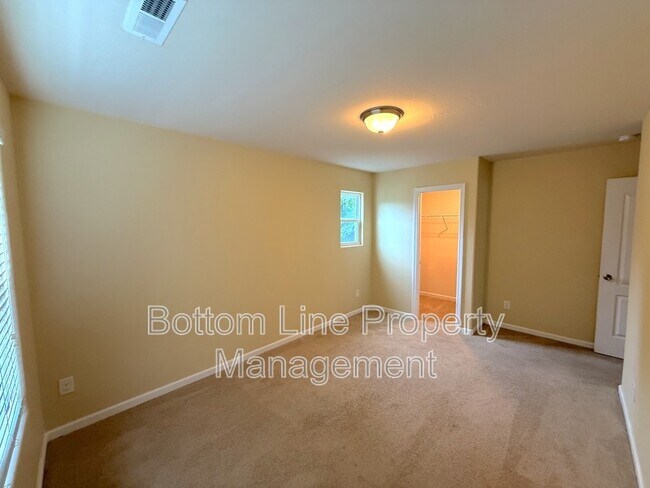 Building Photo - 1321 Waylon Ave