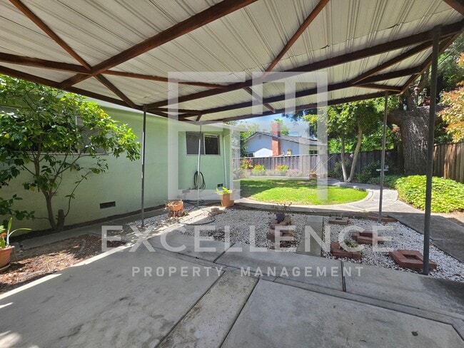 Building Photo - 3/2 House with New Carpet, Real Hardwood F...