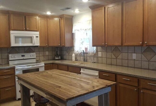 Building Photo - 925 S Haskett St