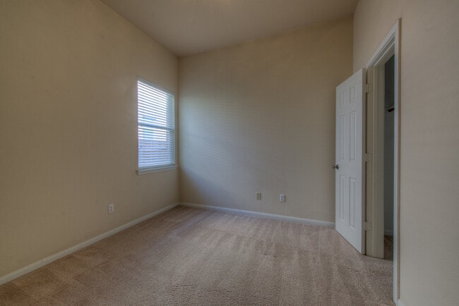 Building Photo - Quality home on cul-de-sac in quiet commun...