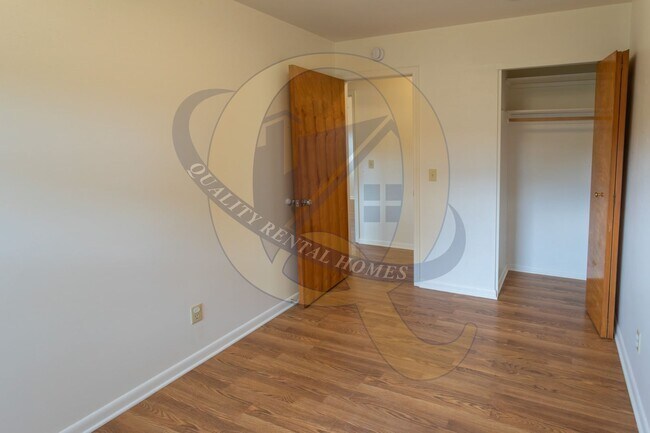 Building Photo - Available Now in Flint Twp.!!