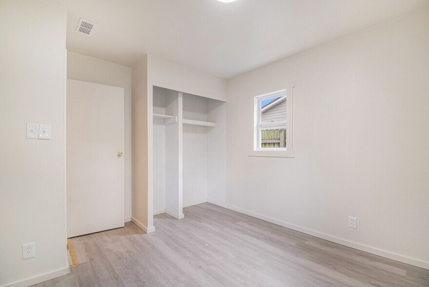 Building Photo - 126 Saint Robert Dr