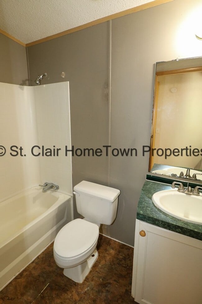 Building Photo - Large Home