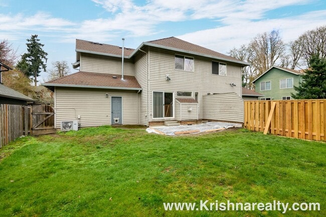 Building Photo - Gorgeous 3 BD* 2.5 BA* Updated Duplex Located in Historic Orenco in the Elk Meadows Community! *S...