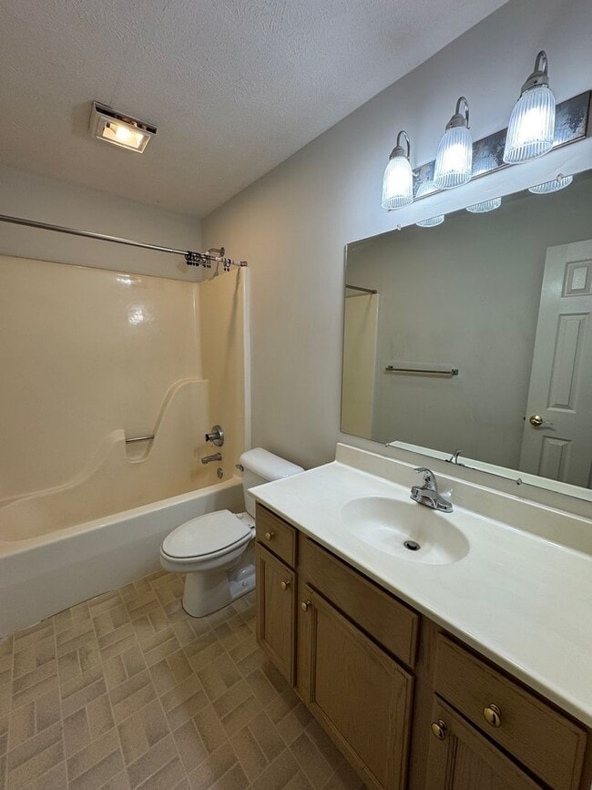Building Photo - Duplex with Basement Garage for Rent