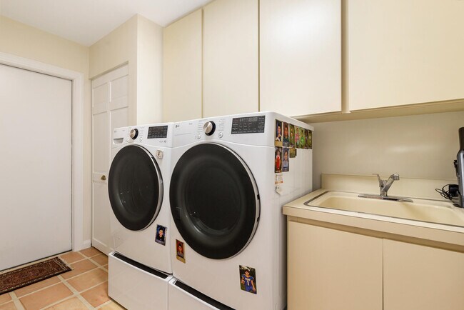 Building Photo - 2725 Meadowlark Ln