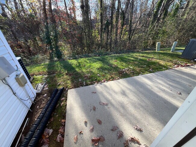 Building Photo - "Charming 2-Bed, 2-Bath Retreat in High Point's Peaceful Ambassador Court!"