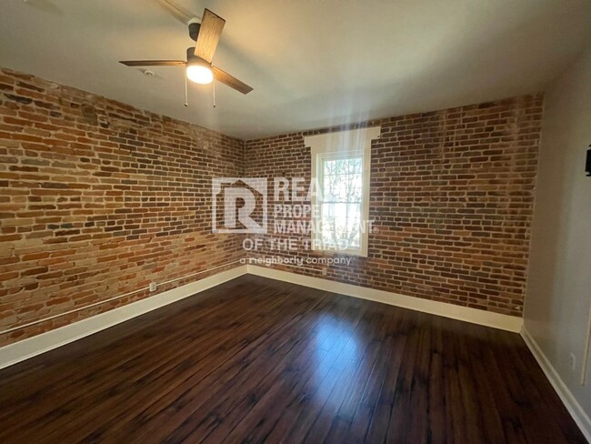 Building Photo - 1 Bedrom, 1 Bath Condo in Greensboro