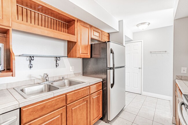 Primary Photo - Amazing 1 Bed 1 Bath Golden Triangle Condo...