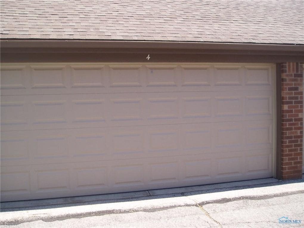Closed, covered garage - 2256 Rockspring Rd