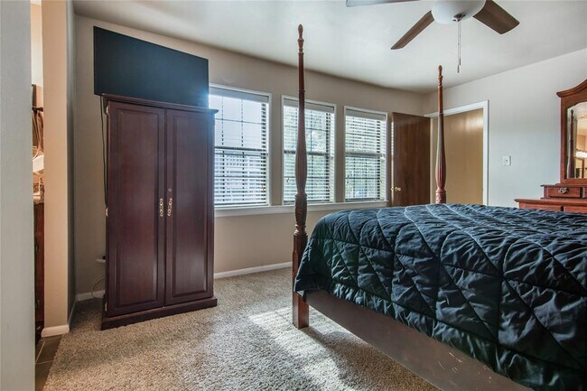 Building Photo - 9344 Briar Forest Dr
