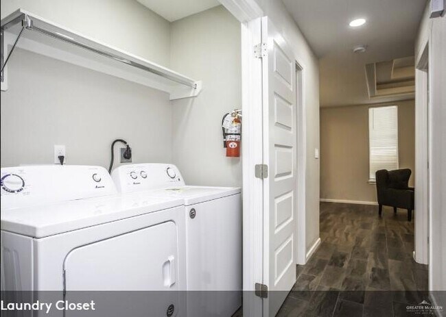 Building Photo - 1413 Alta Vista Dr