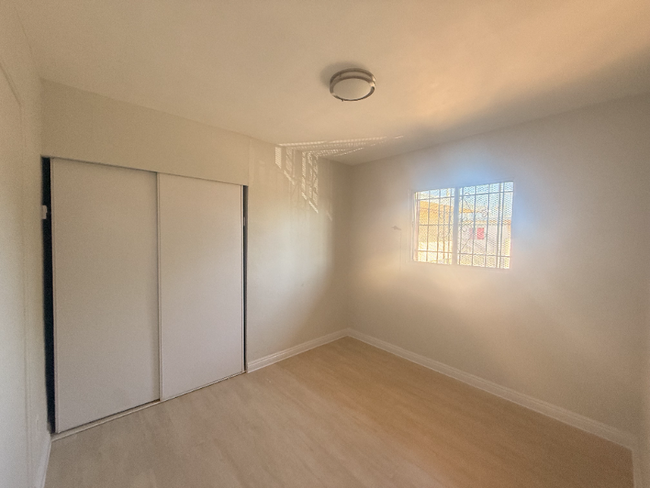 Building Photo - 1156 W 39th St