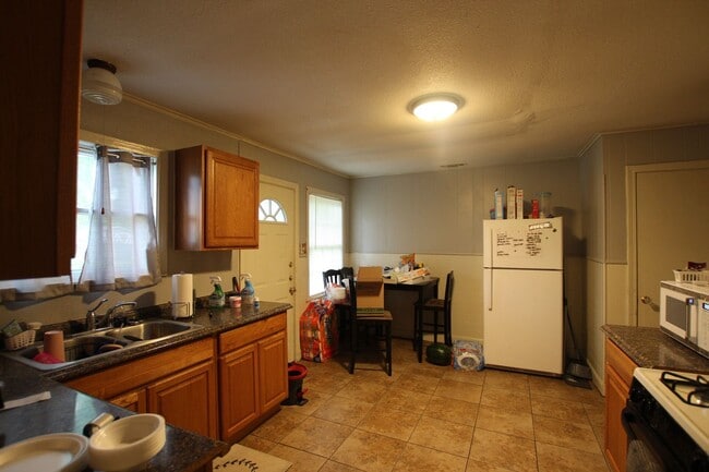 Building Photo - Coming Soon! 3 Bed 2 Bath Home! Large Corner Lot!