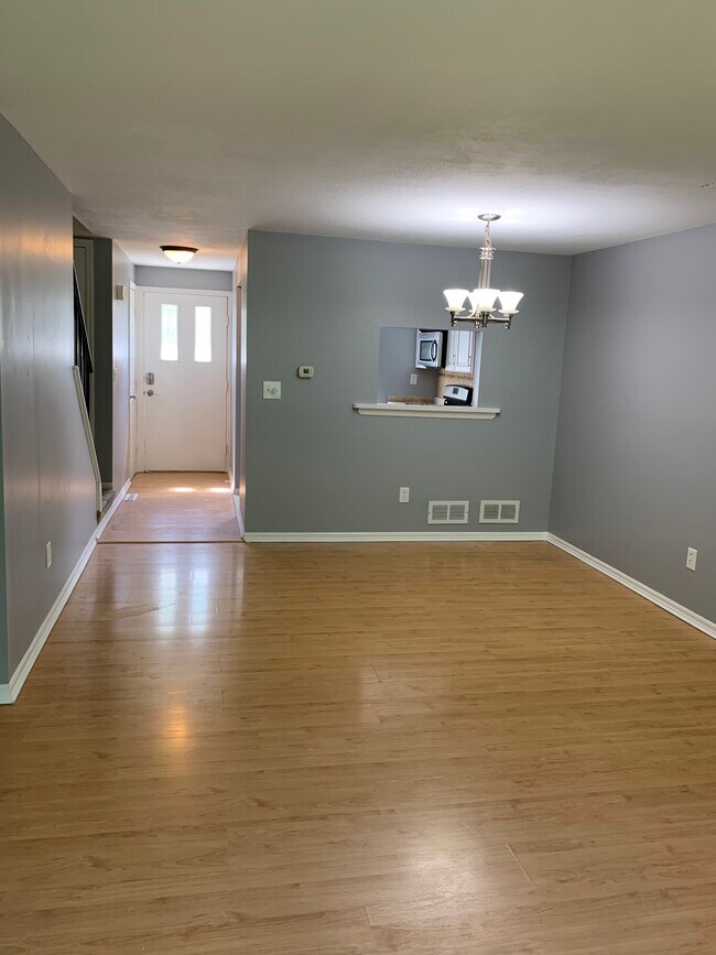 Building Photo - 121 E Gate Ln