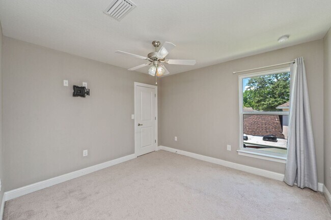 Building Photo - Modern 4-Bedroom Home with Designer Touches in the Heart of Niceville
